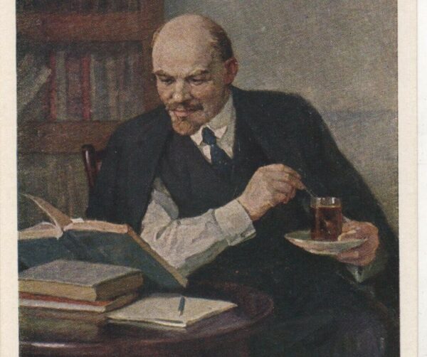 Lenin reading books