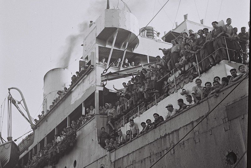 A British ship bringing European Jews to the port of Haifa in 1945 | Zoltan Kluger (CC BY-NC-SA 2.0 DEED)