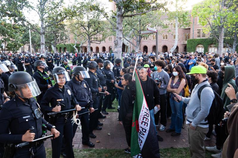 Students and police at the University of Southern California. Photo by Photo by Zongyi Wang.