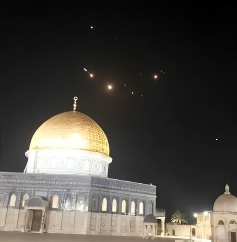 Iranian missiles passing over w:Al-Aqsa after IRGC hit Israel with multiple airstrikes.