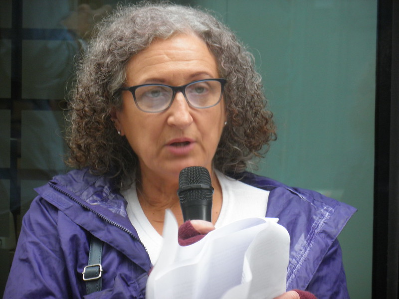 Close up of Sandra Daniels with microphone in one hand and paper , Photo Terry Conway Sept 2022