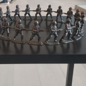 sculpture by Mona Hatoum of a circle of metal small sized soldiers in a circle each pointing rifle at the next soldier's back