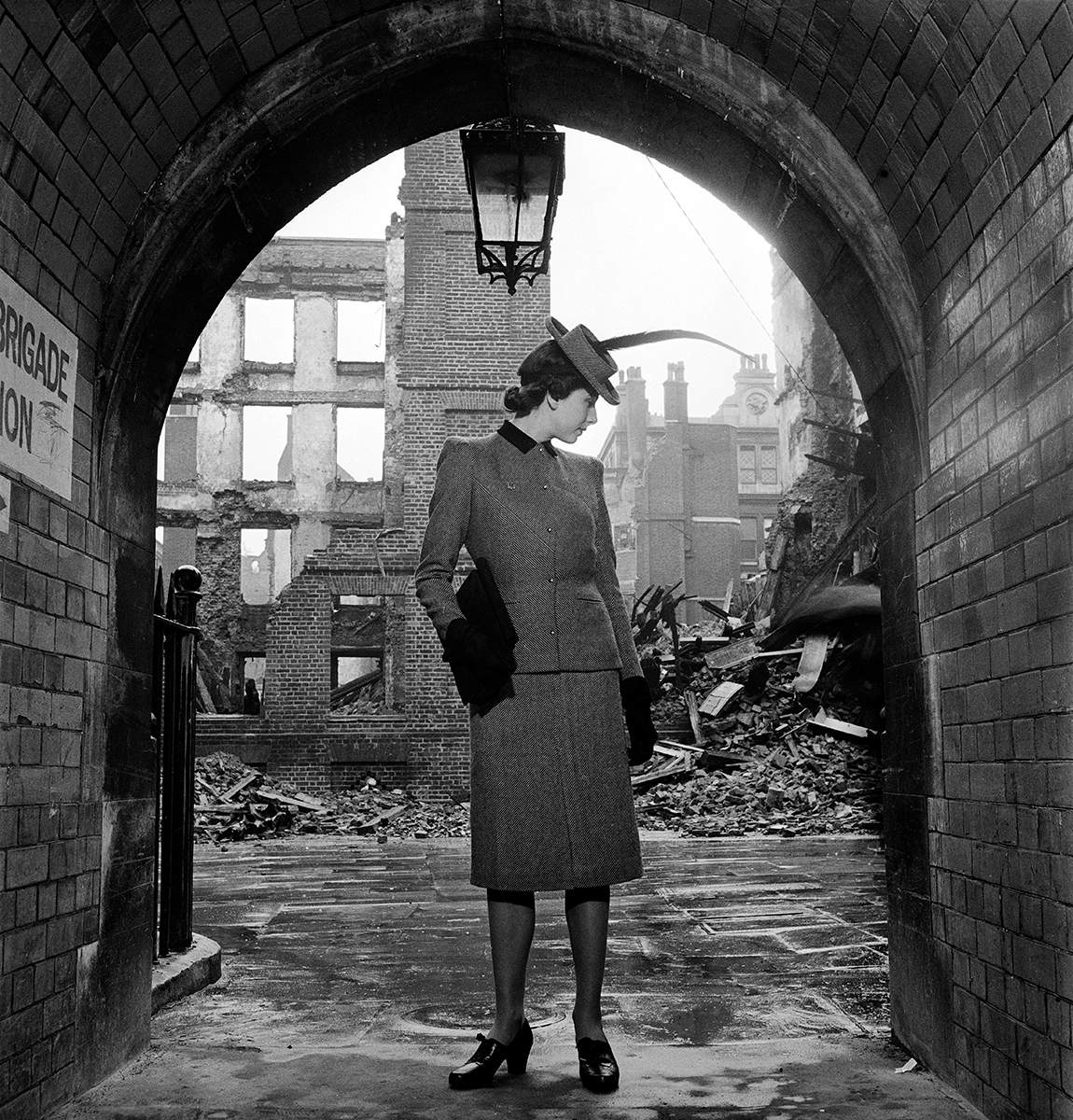 lee miller fashion shot amidst London Blitz