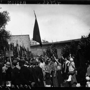 historical photo of demonstration at the wall of the communards in pere lachaise cemetry
