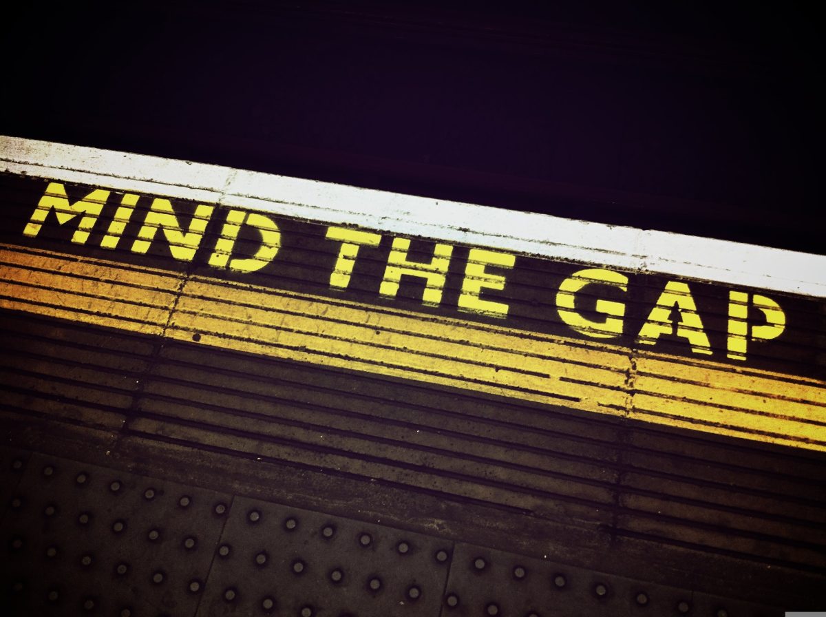 Mind the Gap in neon lights: Greg Plominski from Pixabay