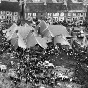 Rescuers_searching_through_demolished_school_after_Aberfan_disaster. Photo: Wikipedia