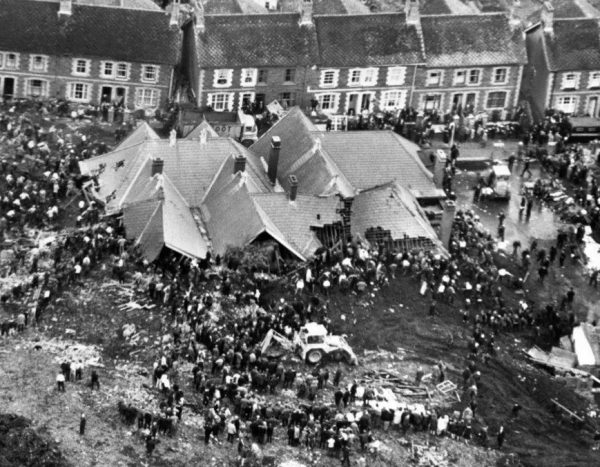Rescuers_searching_through_demolished_school_after_Aberfan_disaster. Photo: Wikipedia